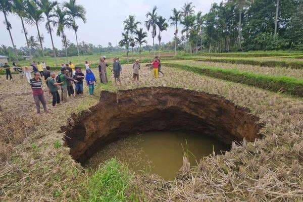 Viral Warga Antre Ambil Air Sinkhole Situjuah, Pakar Ungkap Hal yang Sebenarnya