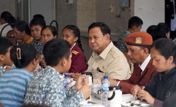 Momen Prabowo Makan Siang Bareng Orang Tua dan Siswa Sekolah Rakyat di Bali