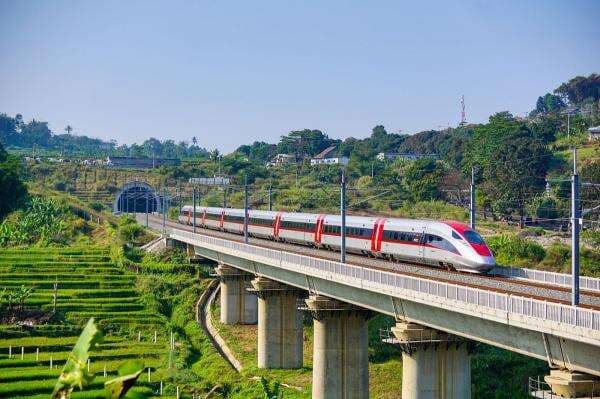 Diskon Whoosh 20, Rombongan Naik Kereta Cepat Melonjak di November