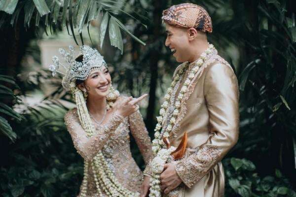 Rayakan 4 Tahun Pernikahan dengan Sheila Dara, Vidi Aldiano: Makasih Ya, Ai