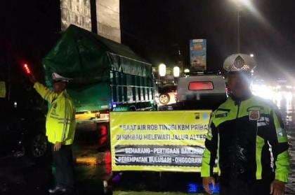 Arus Lalu Lintas Jalur Mudik Semarang-Demak Macet Panjang Akibat Banjir Rob