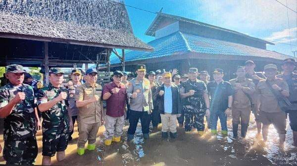 kapolda kalteng Irjen Pol Iwan Kurniawan dan Forkopimda Salurkan Bansos Bagi korban Banjir di Barsel