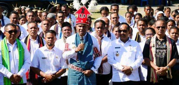 Wagub NTT Serahkan Bantuan Miliaran Rupiah untuk SMA/SMK di Alor: “Teruslah Belajar, Pesannya. Wagub NTT Serahkan Bantuan Miliaran Rupiah untuk SMA/SMK di Alor: “Teruslah Belajar, Pesannya.