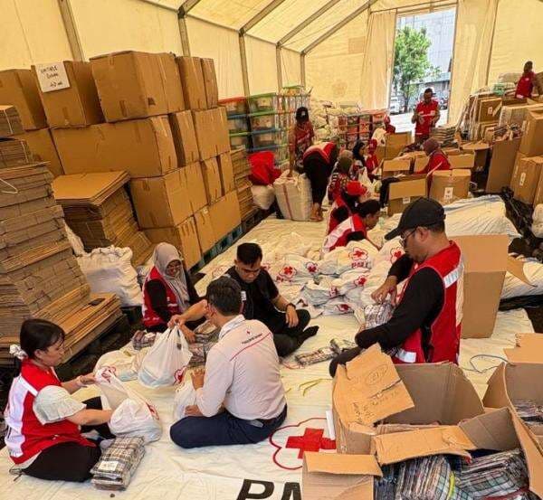 PMI Salurkan 120 Ribu Pakaian untuk Korban Banjir di Sumatera PMI Salurkan 120 Ribu Pakaian untuk Korban Banjir di Sumatera