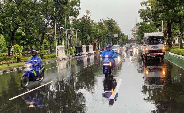 Hujan Guyur Jakarta, Jalan Medan Merdeka Selatan Ramai Lancar