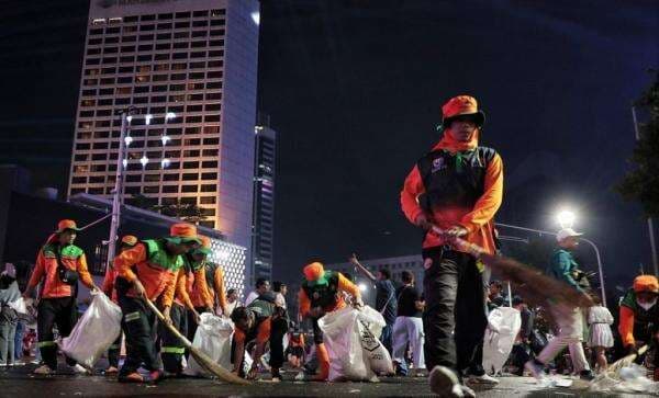 Usai Malam Tahun Baru, 3.845 Petugas Bersihkan Sampah di Jalanan Jakarta