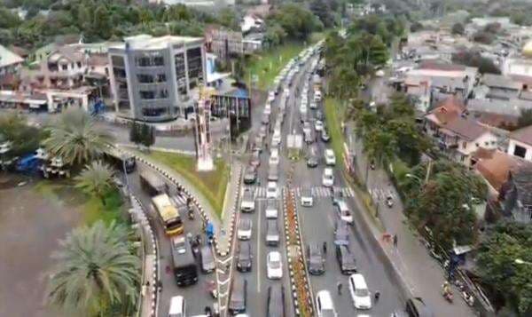 Libur Panjang Akhir Pekan, Ribuan Kendaraan Mengular ke Puncak Bogor