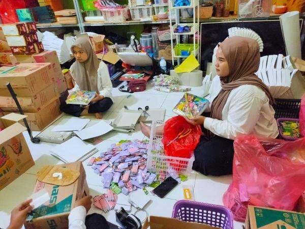 Banjir Pesanan, Perajin Amplop Angpao di Jombang Berdayakan Remaja dan Ibu Rumah Tangga Banjir Pesanan, Perajin Amplop Angpao di Jombang Berdayakan Remaja dan Ibu Rumah Tangga