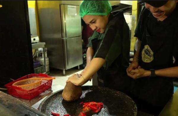 Serius Ngulek, Azia Riza Malah Baper Gara-Gara Sambel