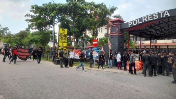 Ormas Demo Tuntut Proses Hukum Dugaan Fitnah Eks Kapolda Kepri Ormas Demo Tuntut Proses Hukum Dugaan Fitnah Eks Kapolda Kepri