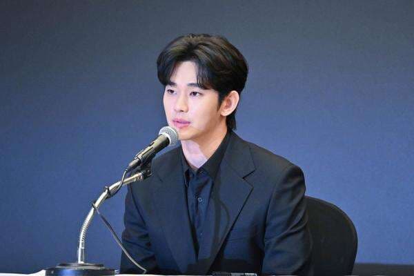 Gold Medalist Berterima Kasih kepada Penggemar yang Tetap Mendukung Kim Soo-hyun