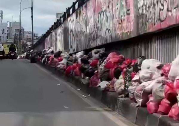 TPA Cipeucang Overload, Jalanan di Tangsel Dihiasi Tumpukan Sampah 