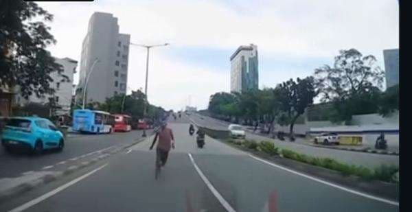 Polisi Sebut Pria Tabrakkan Diri ke Mobil di Tanah Abang Alami Gangguan Jiwa