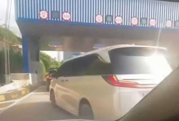 Viral Mobil Berpelat RI 25 Serobot Antrean di Gerbang Tol Cilandak