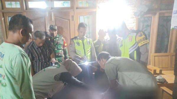 Diduga Tersambar Petir, Petani di Bojonegoro Ditemukan Meninggal dengan Luka Bakar di Sawah Diduga Tersambar Petir, Petani di Bojonegoro Ditemukan Meninggal dengan Luka Bakar di Sawah