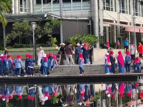 Viral Emak-Emak Indonesia Joget Tabola Bale di KLCC Park, Netizen Malaysia Geram!