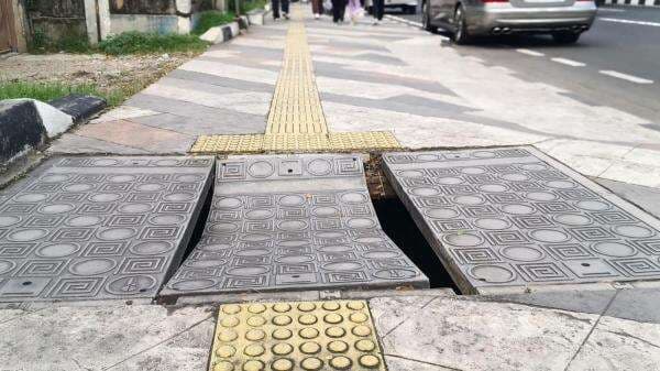 Pihak Ini Penyebab Sejumlah Plat Besi Penutup Saluran di Trotoar Margonda Menganga Bahayakan Warga