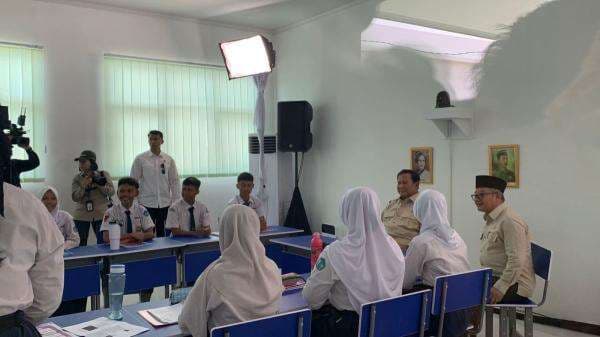 Prabowo Tinjau Proses Belajar dengan Smartboard di SMPN 4 Bekasi