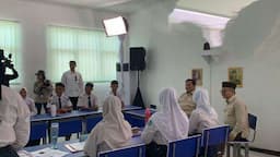 Prabowo Tinjau Proses Belajar dengan Smartboard di SMPN 4 Bekasi