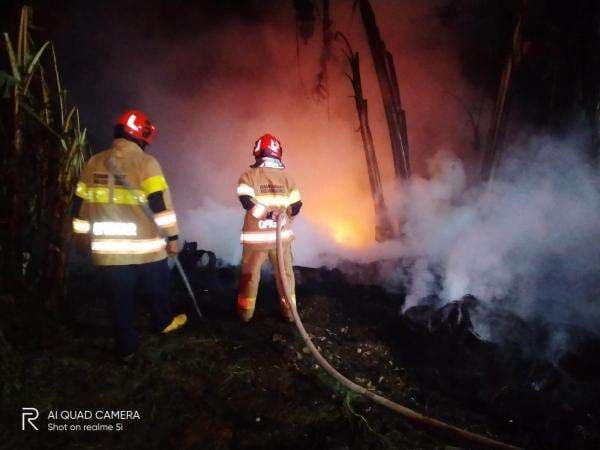 Tumpukan Ban Truk di Baureno Terbakar, Diduga Dibakar Orang Tak Dikenal