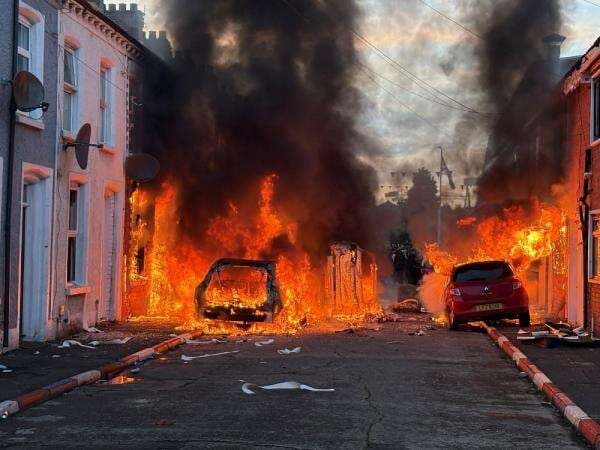 Kerusuhan Meluas di Irlandia Utara, Rumah dan Mobil Dibakar Kerusuhan Meluas di Irlandia Utara, Rumah dan Mobil Dibakar