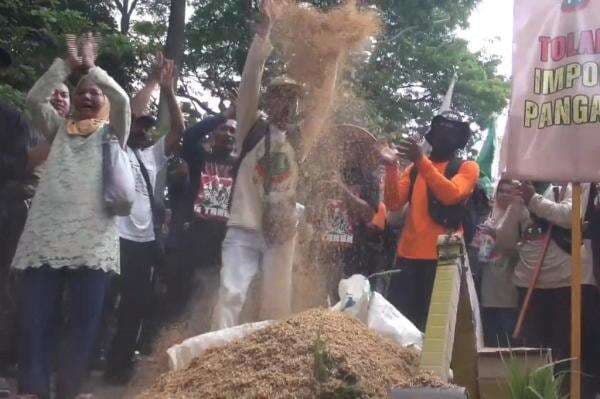 Massa Petani Demo Hari Pangan di Monas, Sempat Saling Dorong dengan Polisi Massa Petani Demo Hari Pangan di Monas, Sempat Saling Dorong dengan Polisi