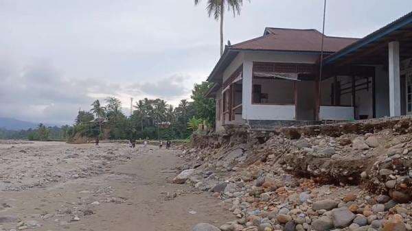 11 Rumah di Bantaran Sungai Batang Anai Padang Pariaman Hanyut Diterjang Banjir Bandang
