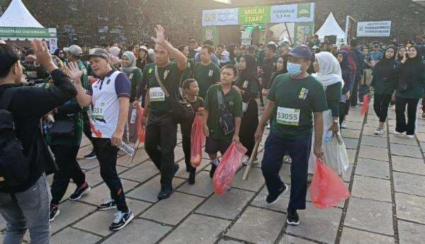 Aksi Peduli Lingkungan, Peserta Funwalk Interflour di Makassar Bersihkan Sampah yang Dilintasi