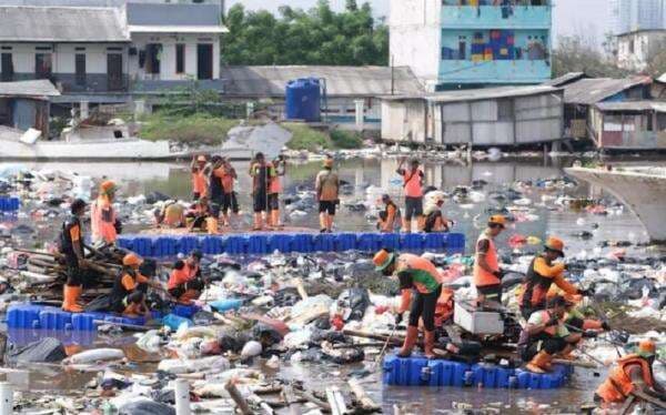 DLH DKI Angkut 137 Ton Sampah dari Pesisir Tanggul Laut Muara Baru dalam 3 Hari