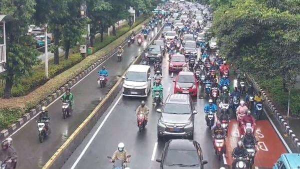 Lalu Lintas Salemba Raya Lumpuh Imbas Hujan, Pengendara Nekat Masuk Jalur Busway