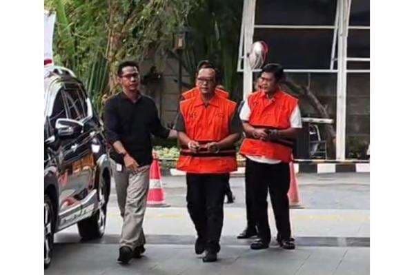 Penampakan Bupati Lampung Tengah Ardito Wijaya Pakai Rompi Oranye, Tangan Diborgol