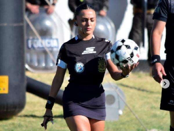 Agustina Loos Matrella: Wasit Tercantik Dunia, Football Lovers Auto Terpesona!