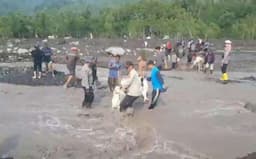 Polri Gerak Cepat Evakuasi Warga Terdampak Banjir Lahar Dingin Semeru di Lumajang