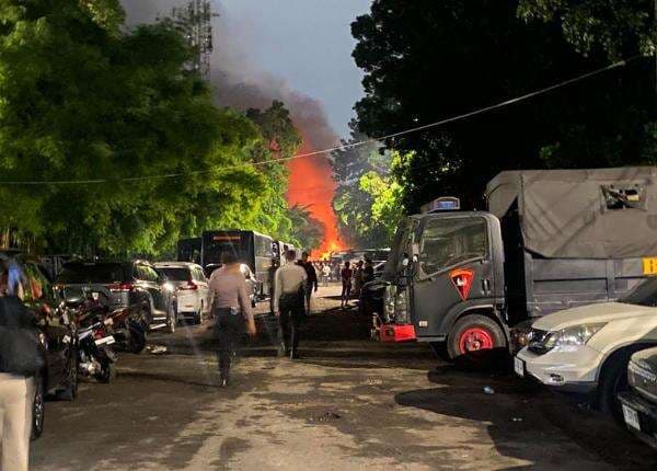 Gerombolan Pembakar Warung Kembali Berdatangan Tengah Malam, Jalan TMP Kalibata Ditutup!