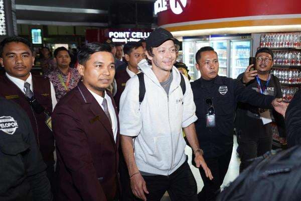 Valentino Rossi Ingin Brad Pitt Perankan Dirinya dalam Film: Kami Mirip!