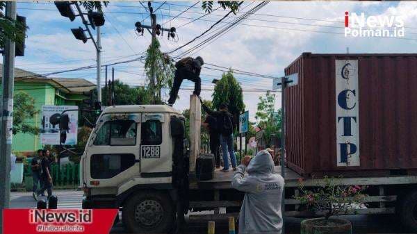 BREAKING NEWS: Aksi Blokade Jalan, Pengunjuk Rasa Tuntut Direktur RSUD Hj. Andi Depu Mundur!