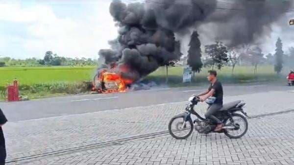 Mobil Hangus Terbakar saat Isi BBM di SPBU Blitar, Pengemudi Dilarikan ke RS