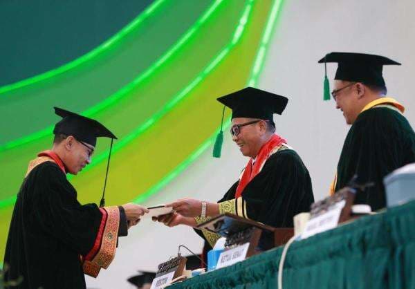 Meski Sudah Profesor, Buya Yahya Selesaikan Studi S1 Unissula