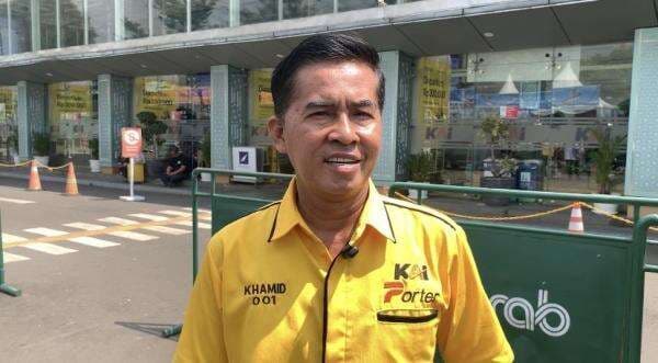 Momen Libur Nataru Bawa Berkah bagi Porter Pasar Senen