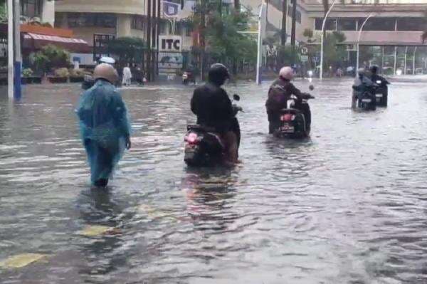 Mangga Dua Jakut Tergenang Banjir, Pemotor Pasrah Telat Berangkat Kerja