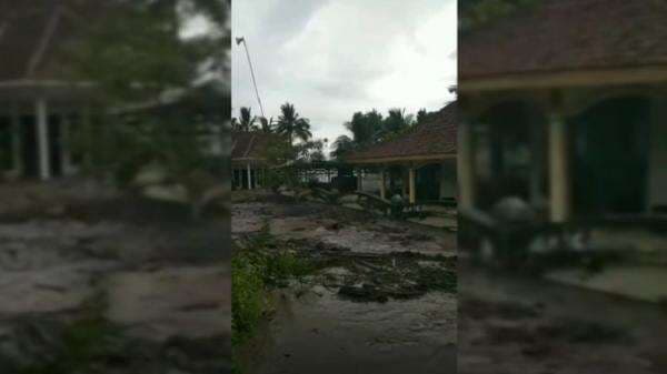Banjir Lahar Hujan Gunung Semeru Terjang Permukiman, Warga Lumajang Panik