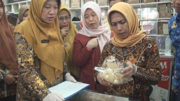 Ning Ita Sidak Dua Swalayan, Temukan Produk UMKM Berpotensi Mengandung Borak