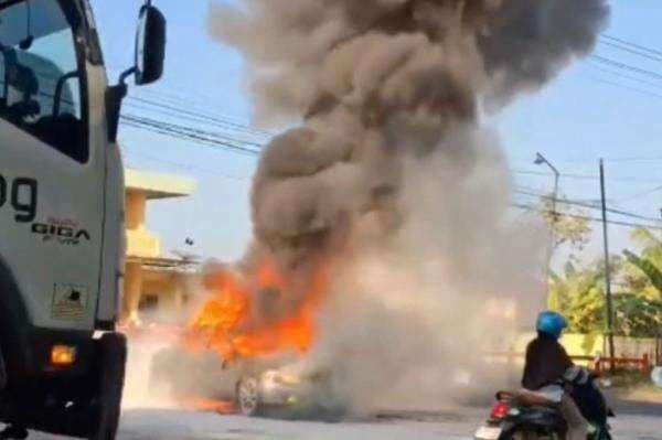 Mobil Sedan Terbakar di Pintu Keluar SPBU Probolinggo, Diduga Angkut Ratusan Liter BBM
