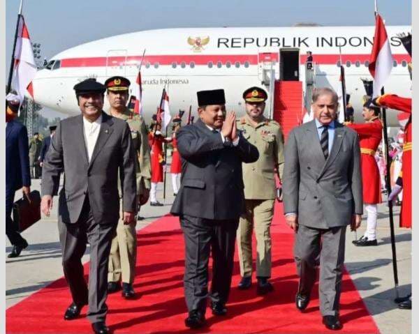 Tiba di Pakistan, Prabowo Disambut Presiden Asif Ali dan PM Shehbaz Sharif