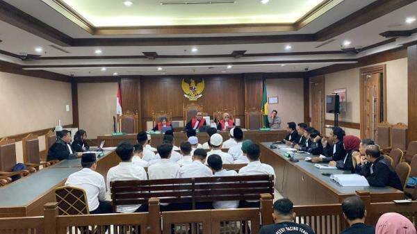 Dua Karyawan Ekspedisi Didakwa Rusak Fasum dan Serang Polisi saat Kerusuhan Aksi Agustus