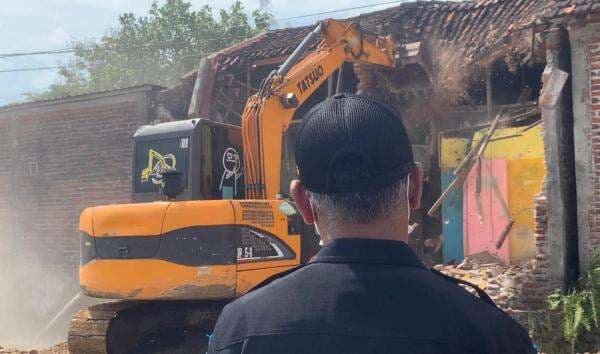 Deretan Warung Remang Remang di Ponorogo Dirobohkan Paksa Deretan Warung Remang Remang di Ponorogo Dirobohkan Paksa