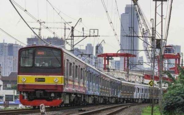 Rel Tergenang Banjir, KRL Cikarang Hanya Sampai Stasiun Kampung Bandan dan Angke