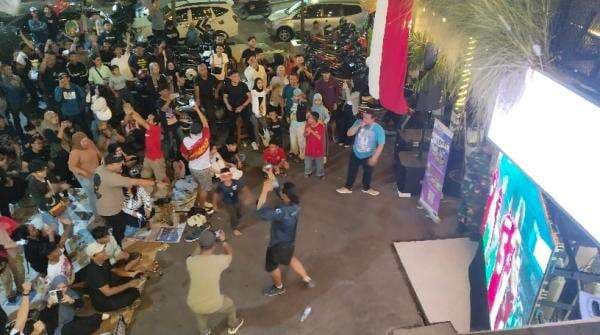 Hujan pun Tak Tega Ganggu Antusiasme Warga Depok Nobar Timnas di Resto Sop Durian Margando