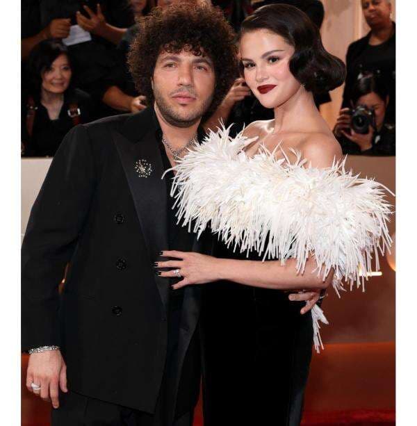Kompak Pakai Hitam, Selena Gomez Gandeng Benny Blanco di Red Carpet Golden Globes 2026