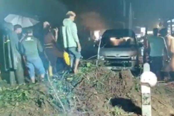 Jalur Wisata Terasering Ceking Gianyar Longsor, Mobil Wisatawan dan 5 Motor Tertimbun